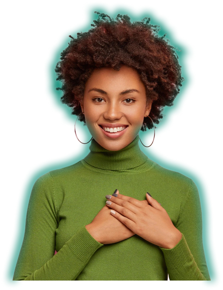 mulher negra vestindo moletom e sorrindo